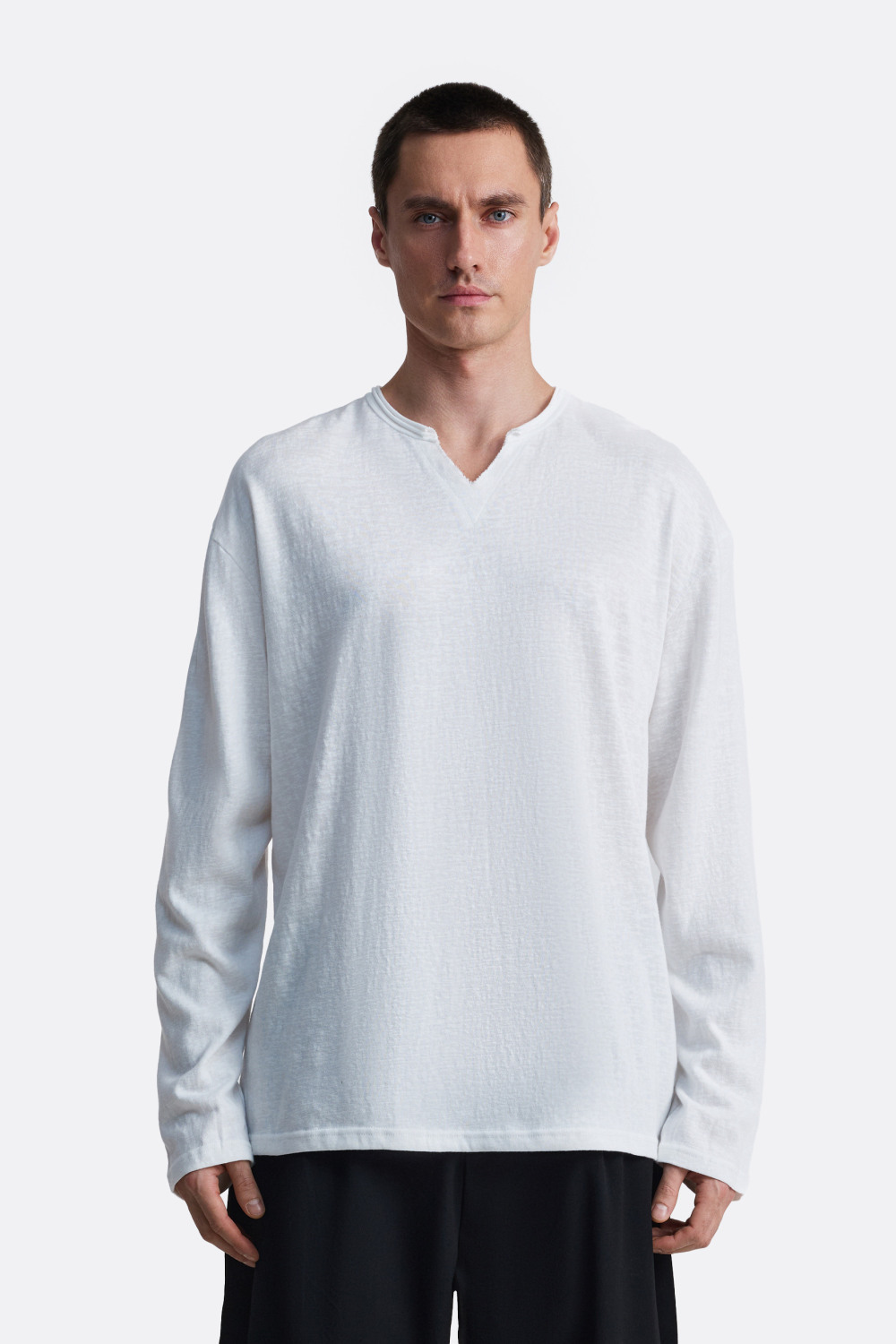 ​Лонгслив с вырезом