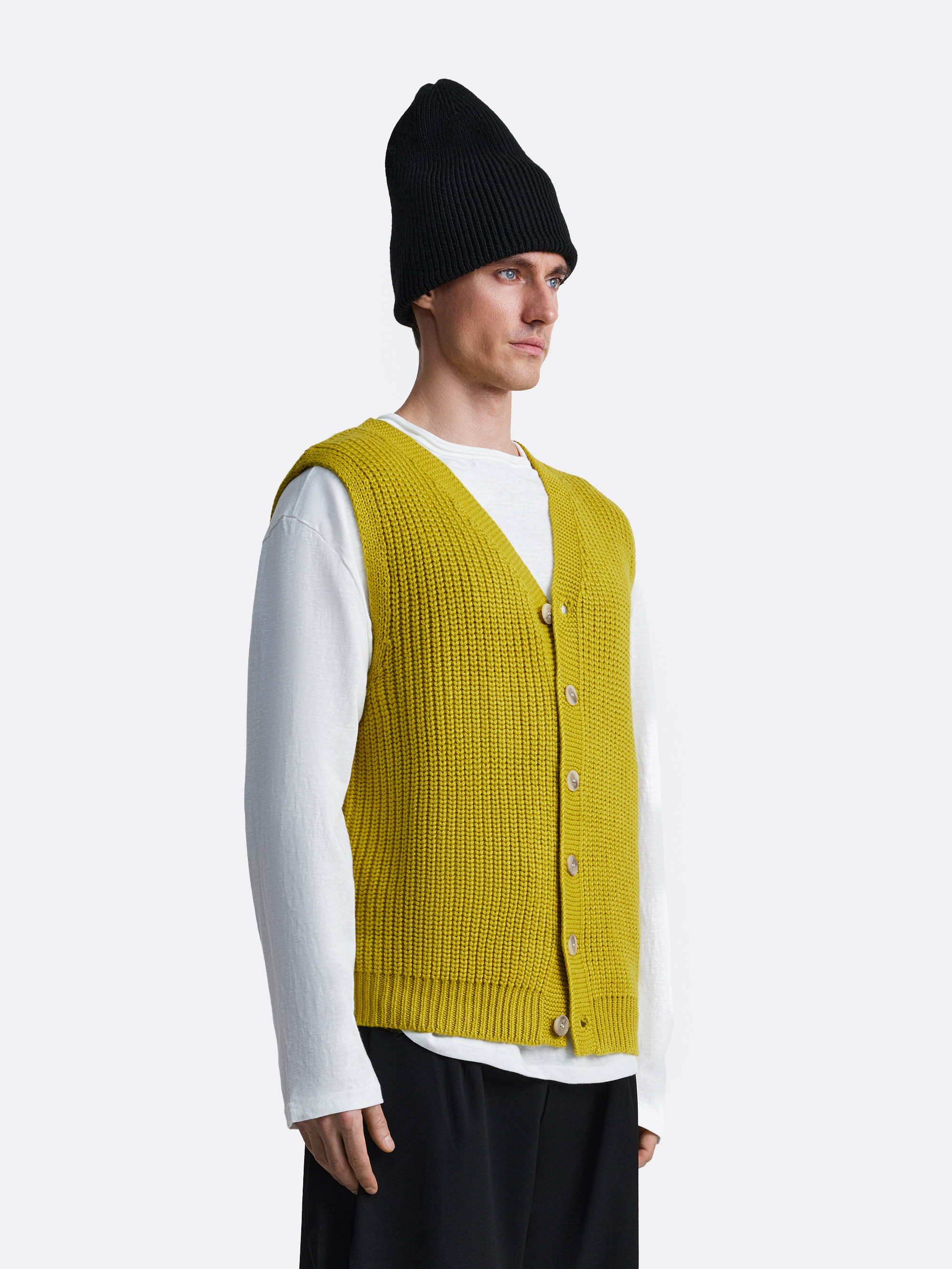 ​Вязаный жилет на пуговицах