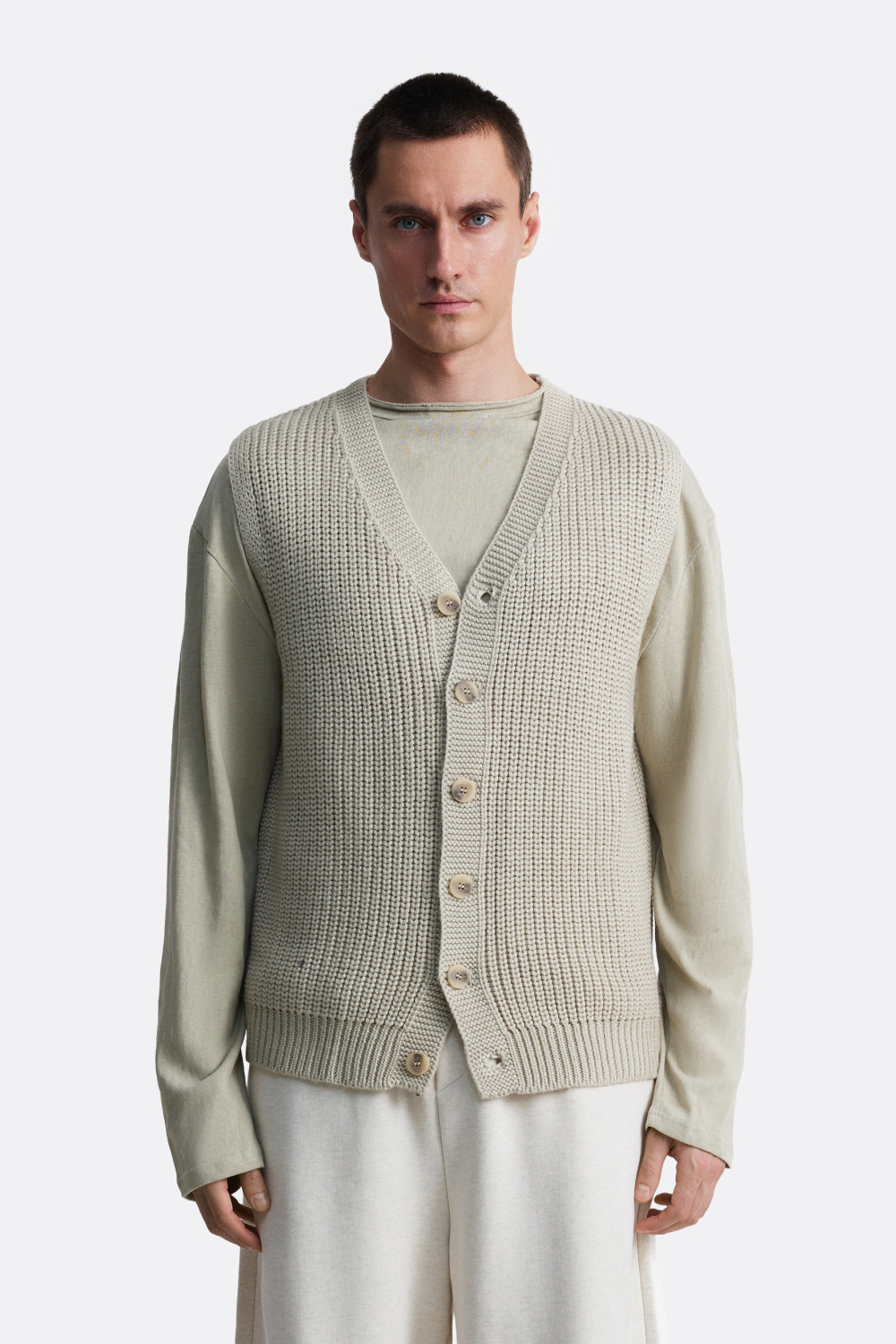 ​Вязаный жилет на пуговицах