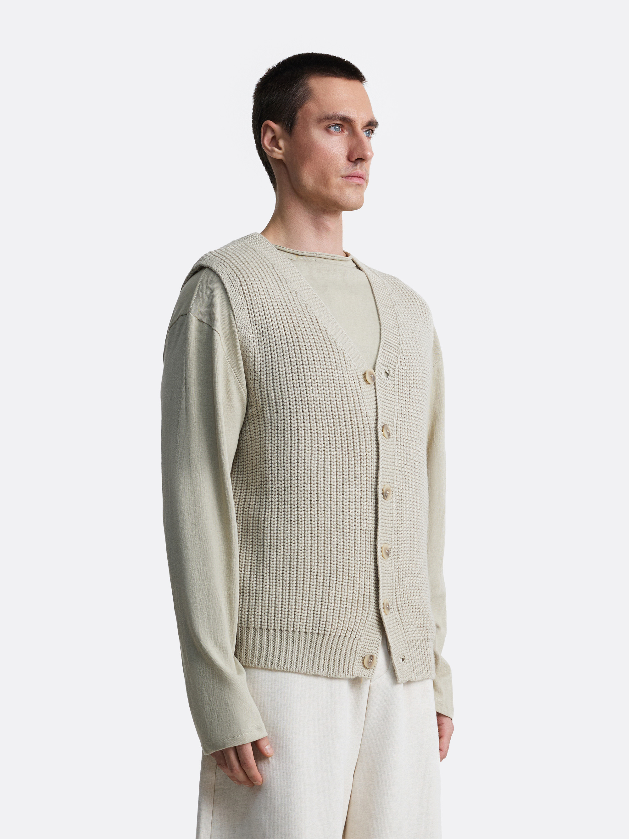 ​Вязаный жилет на пуговицах