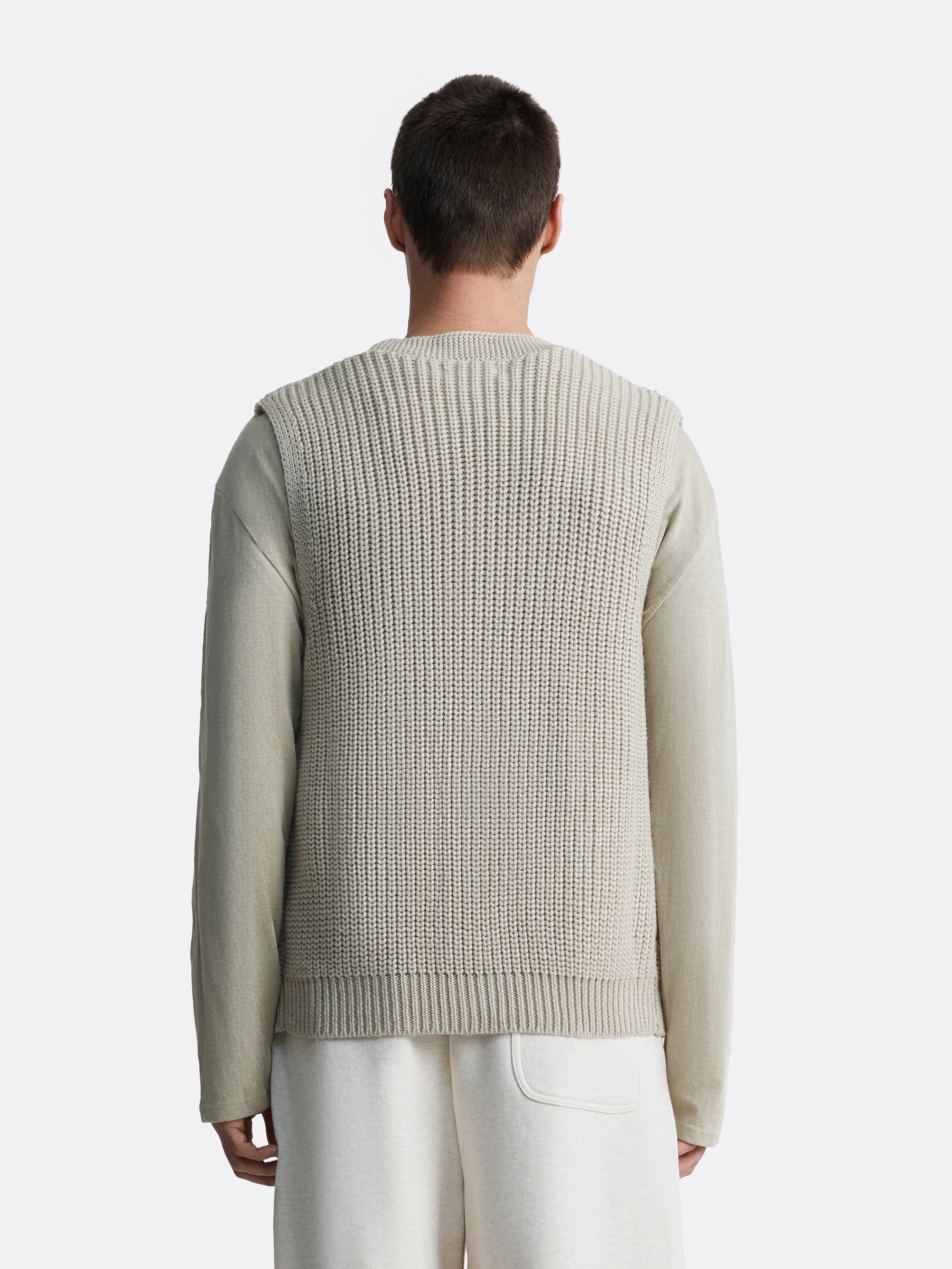 ​Вязаный жилет на пуговицах