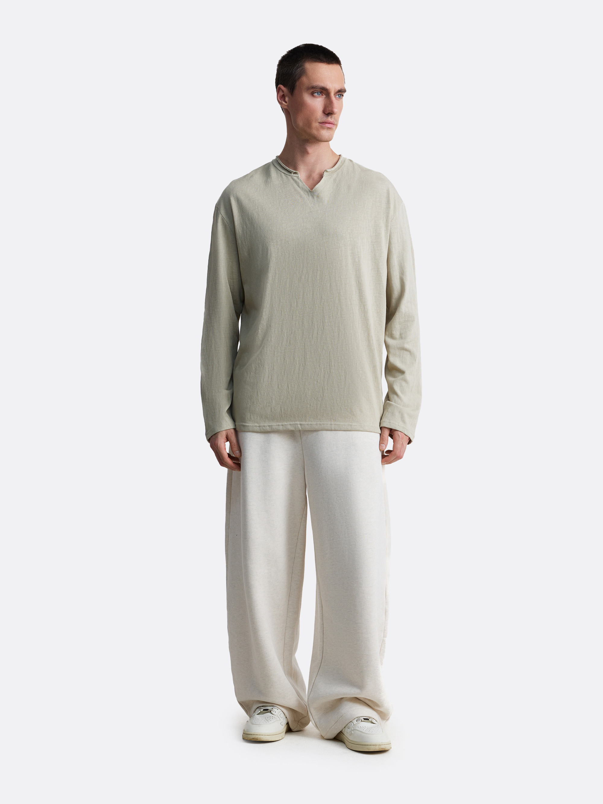 ​Лонгслив с вырезом