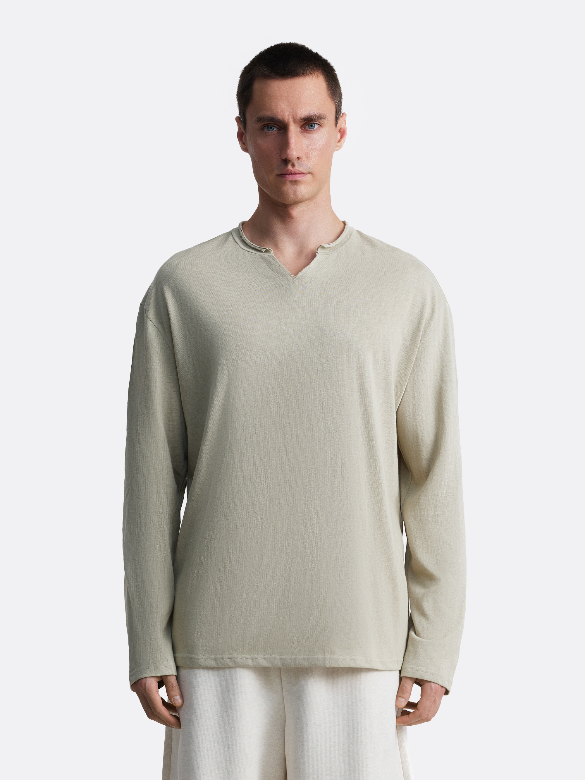 ​Лонгслив с вырезом