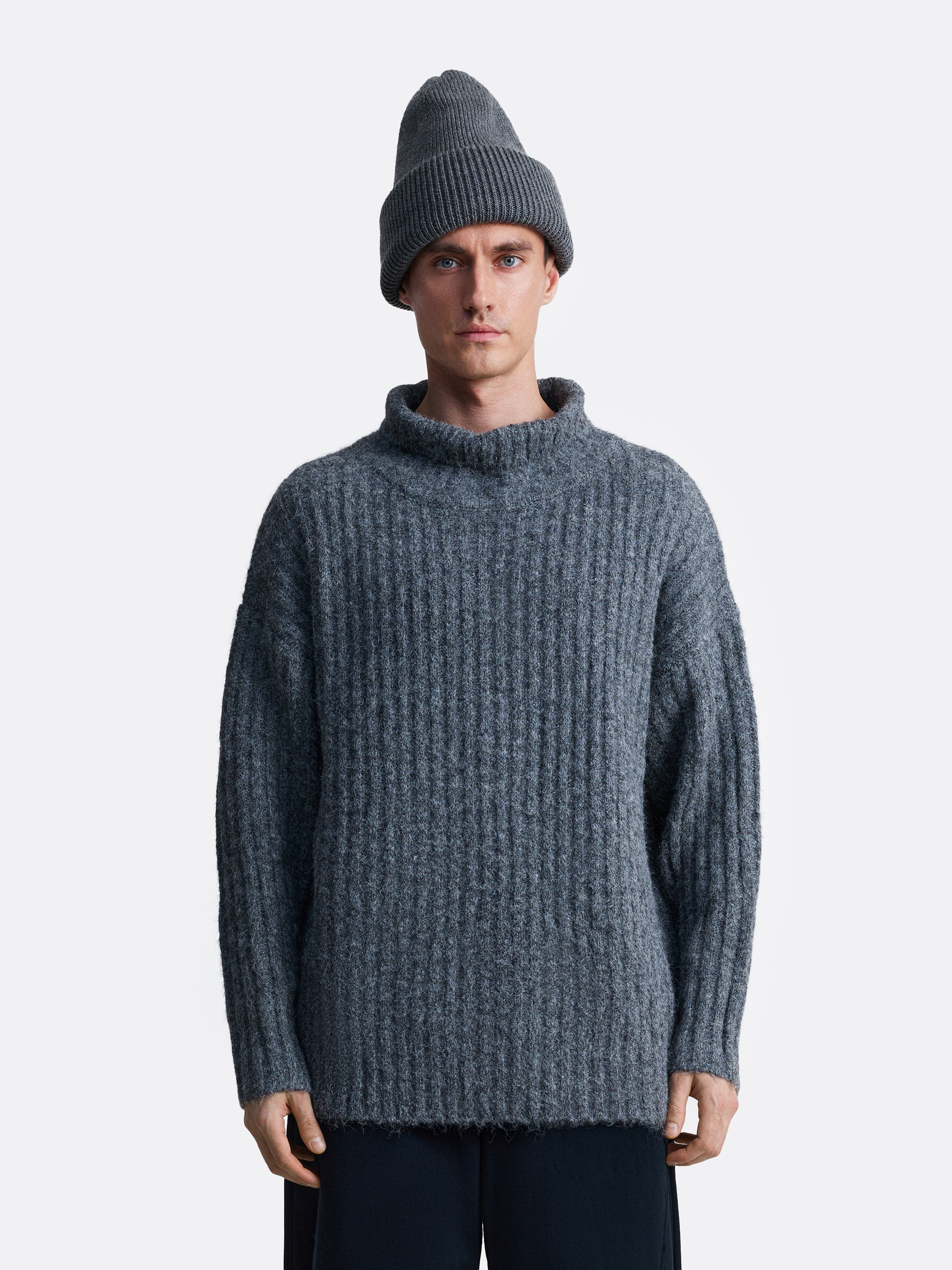 ​Свитер с воротником стойкой