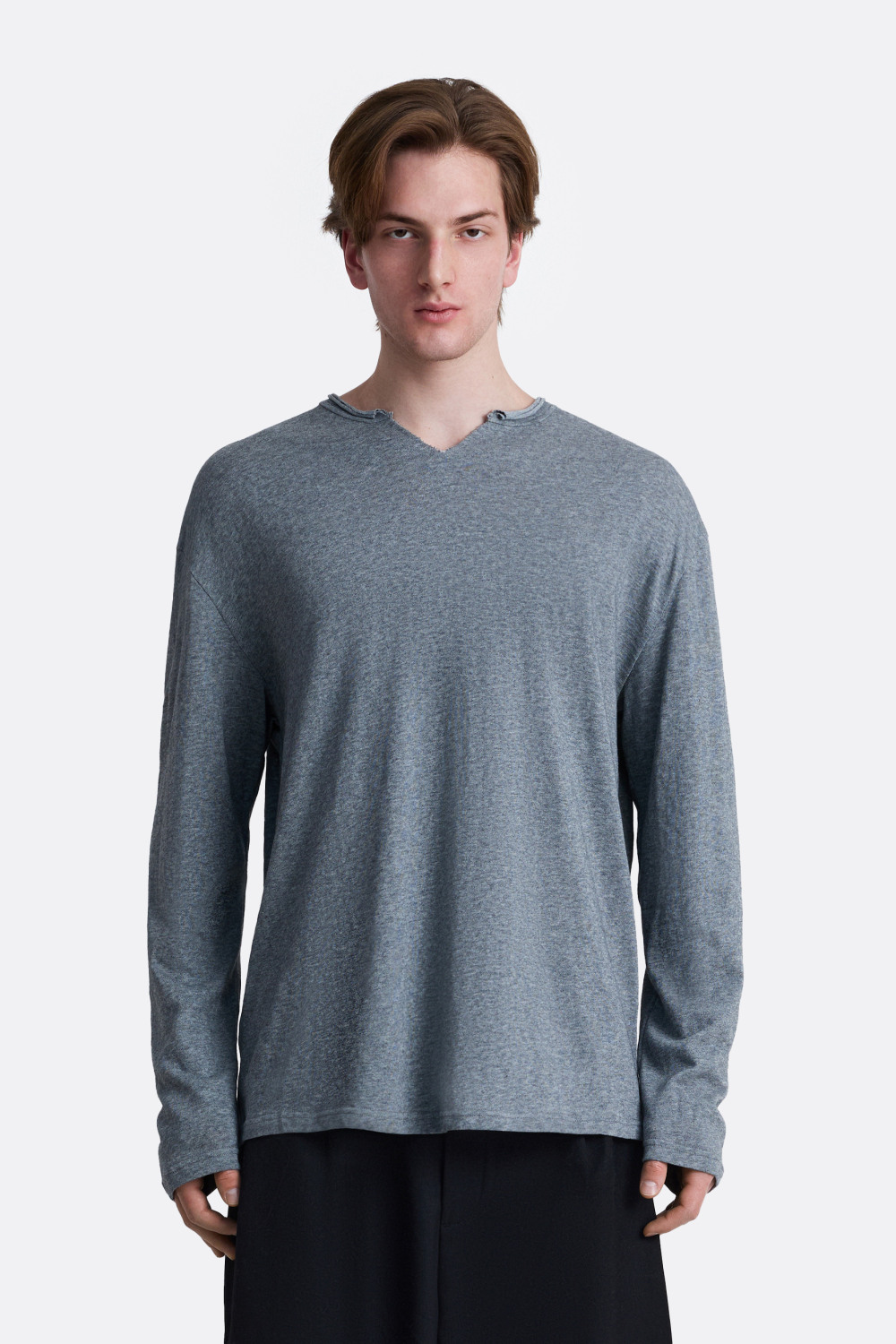 ​Лонгслив с вырезом