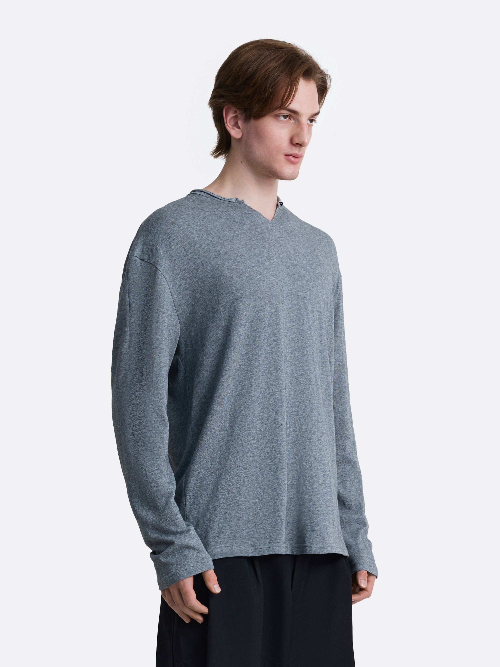 ​Лонгслив с вырезом