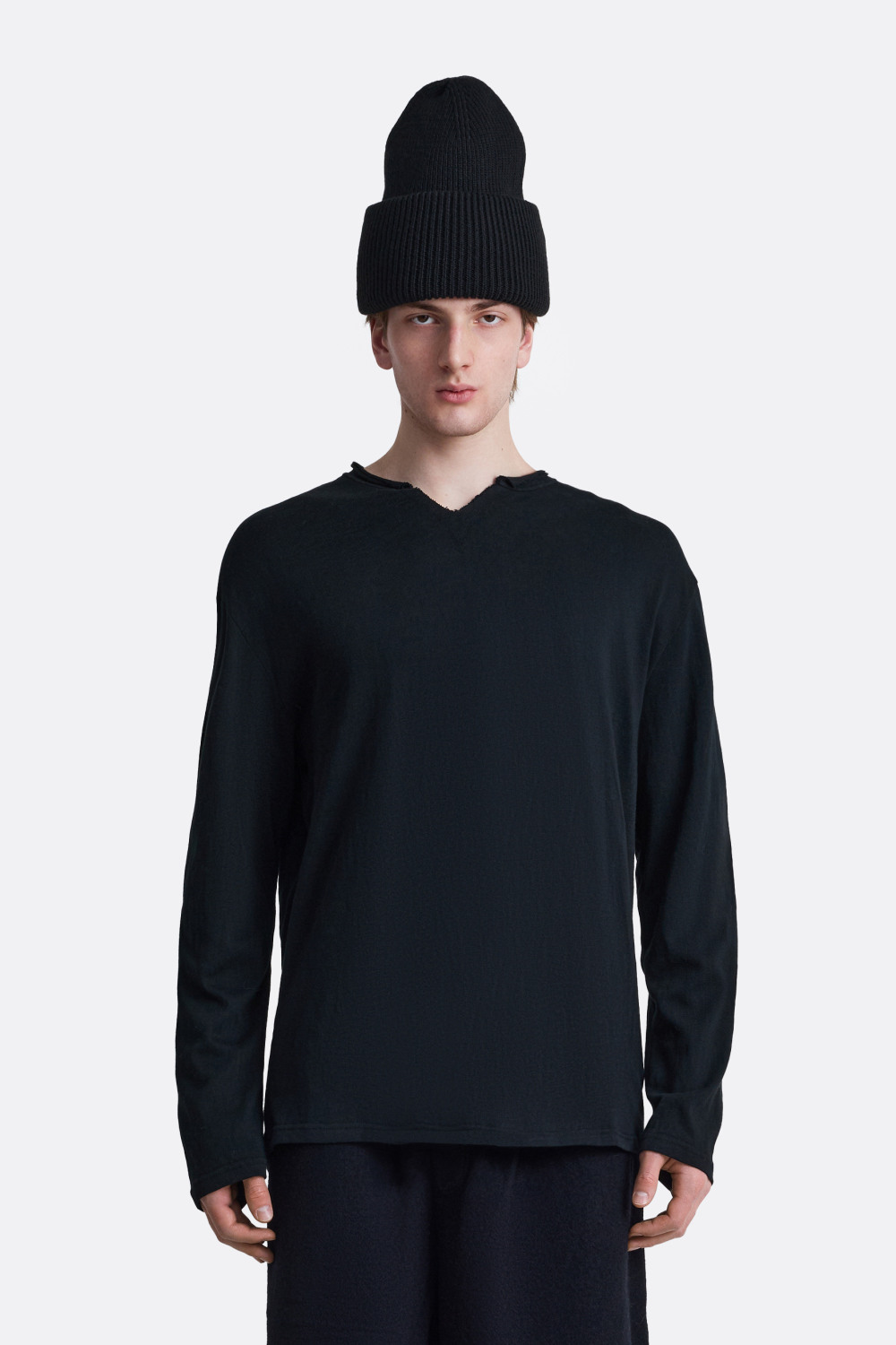 ​Лонгслив с вырезом