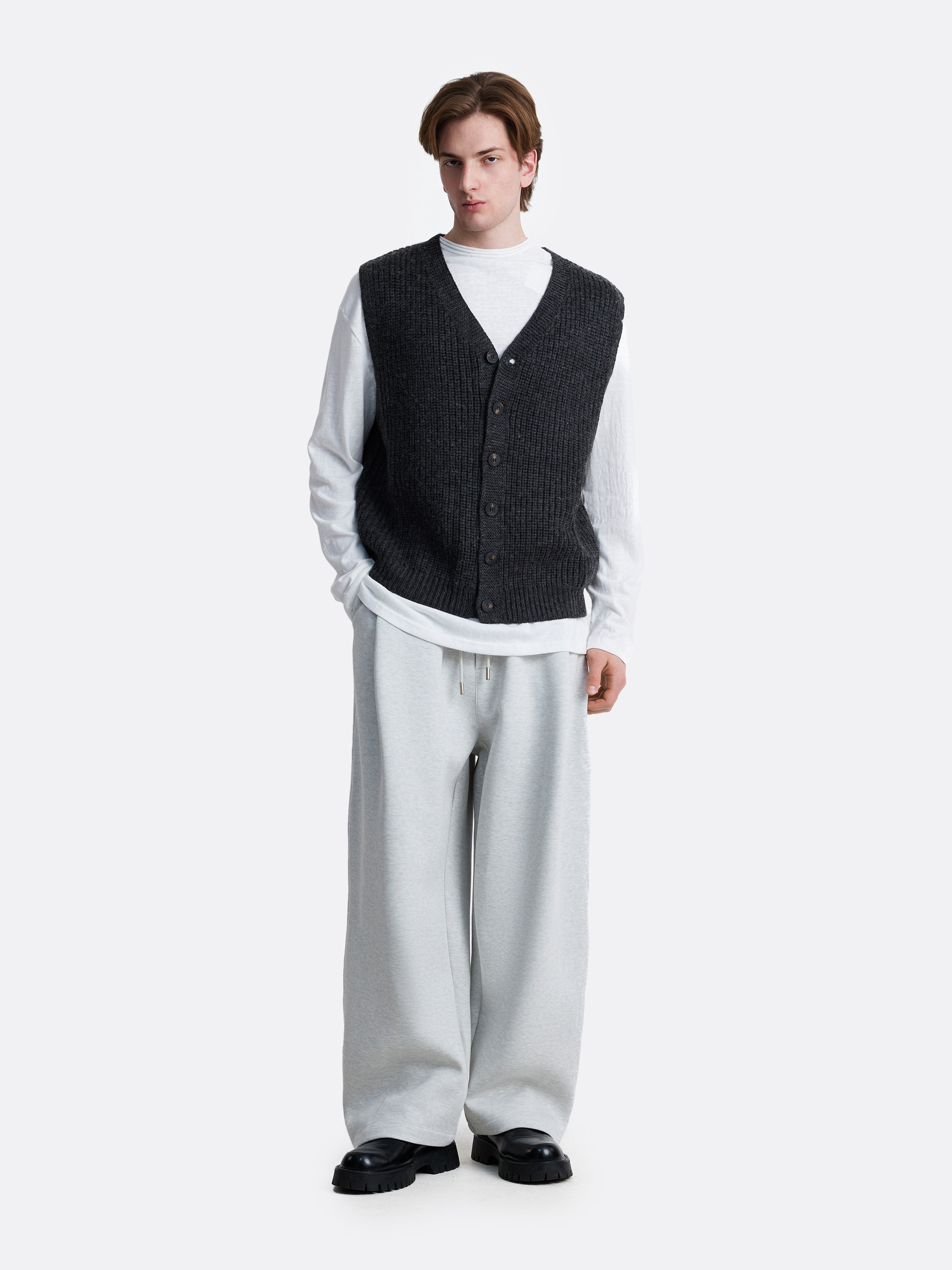 ​Вязаный жилет на пуговицах