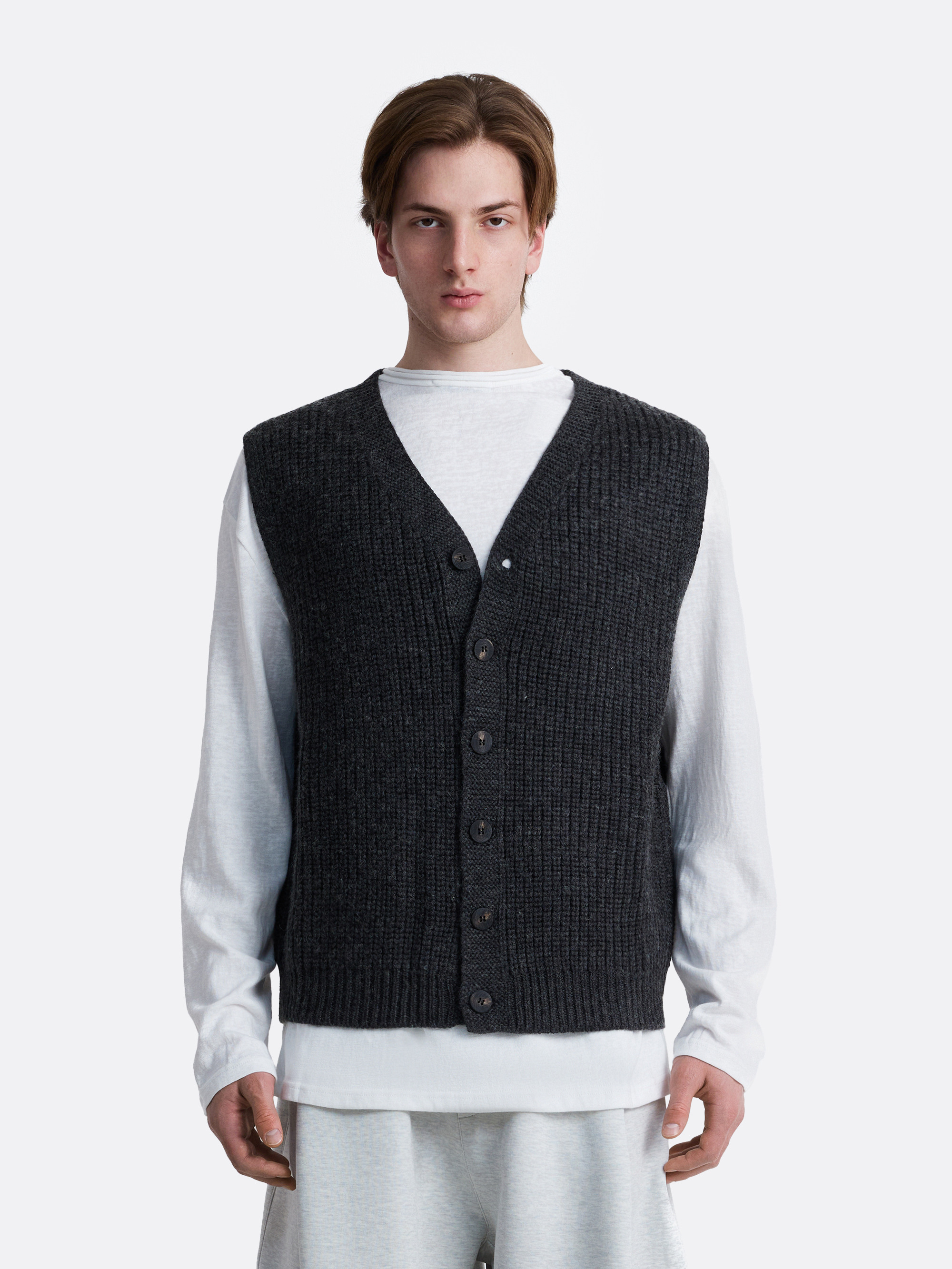 ​Вязаный жилет на пуговицах