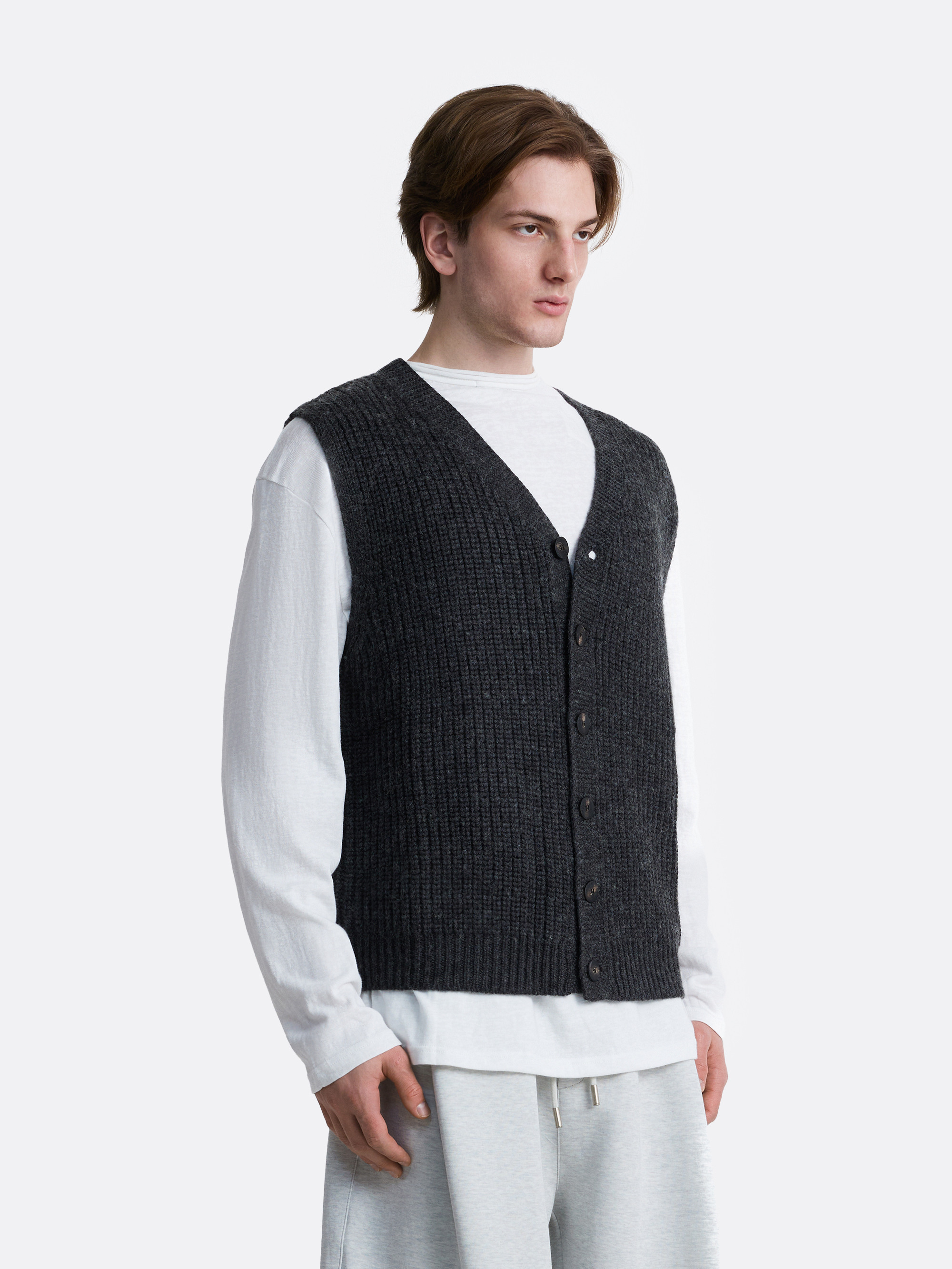 ​Вязаный жилет на пуговицах