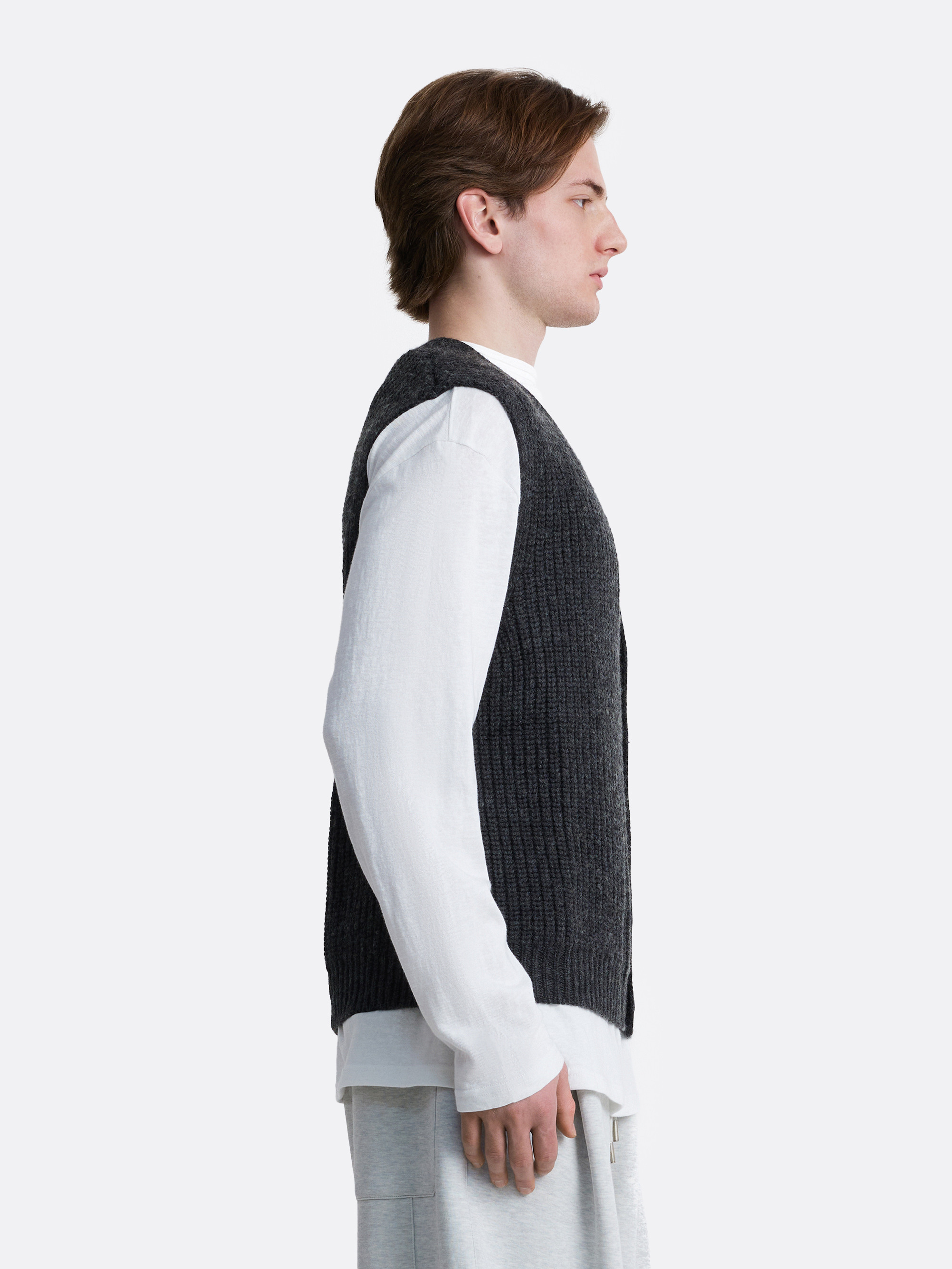 ​Вязаный жилет на пуговицах