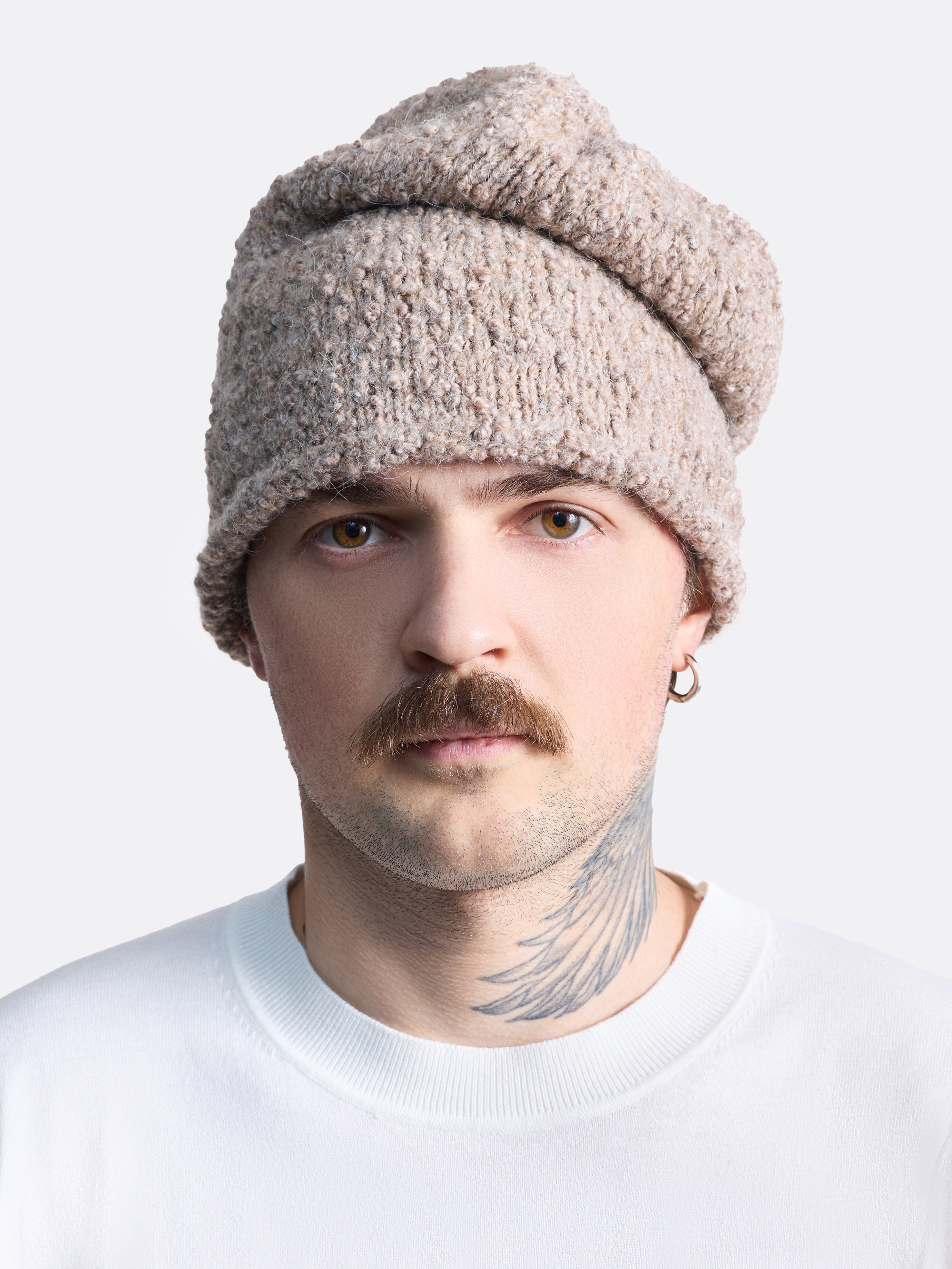 ​Вязаная шапка из мягкой пряжи