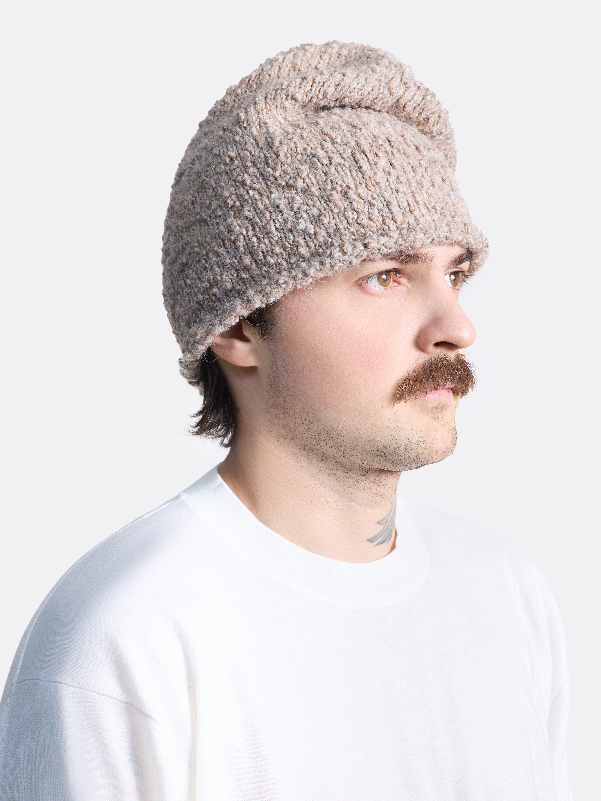 ​Вязаная шапка из мягкой пряжи