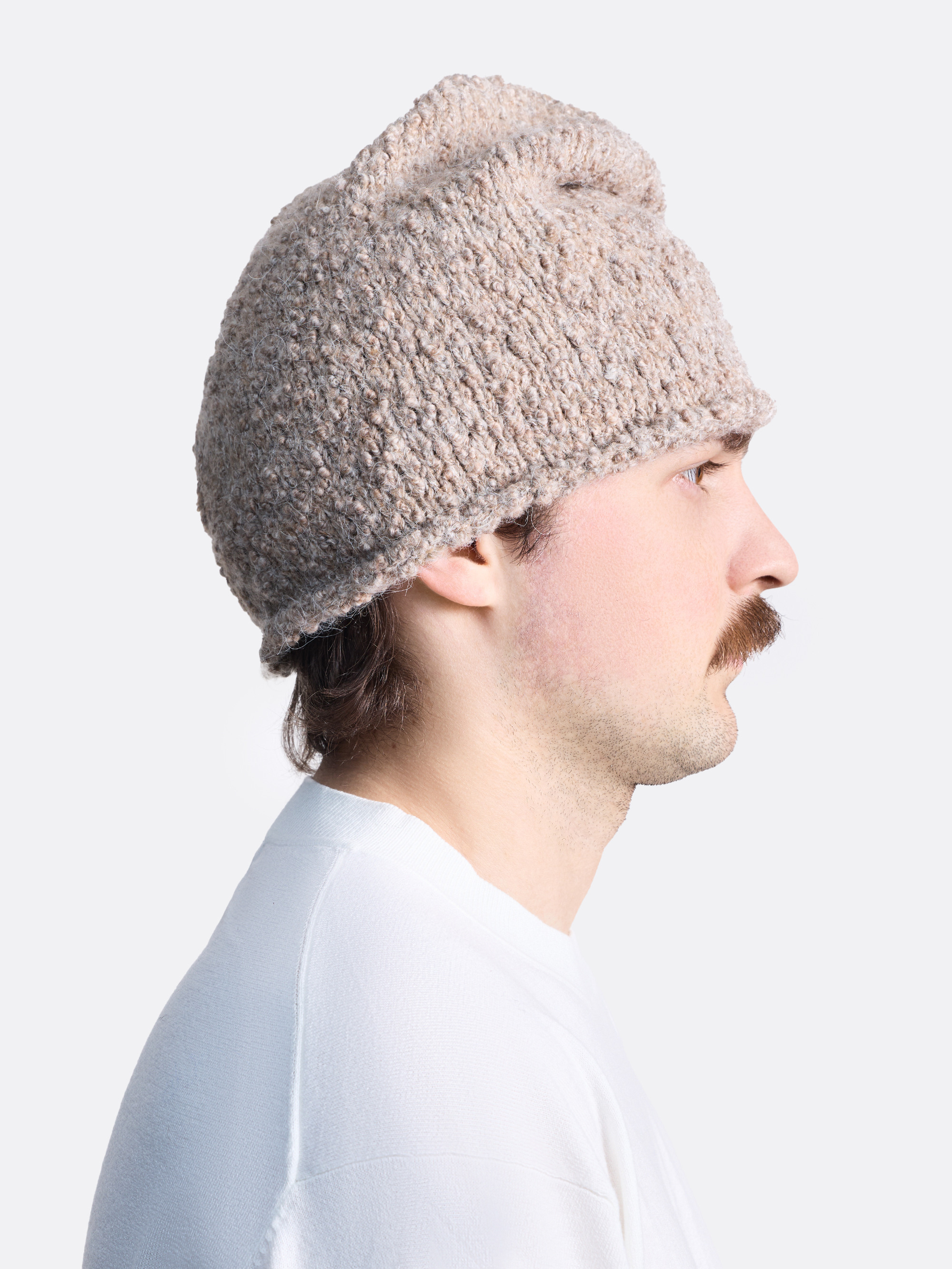 ​Вязаная шапка из мягкой пряжи