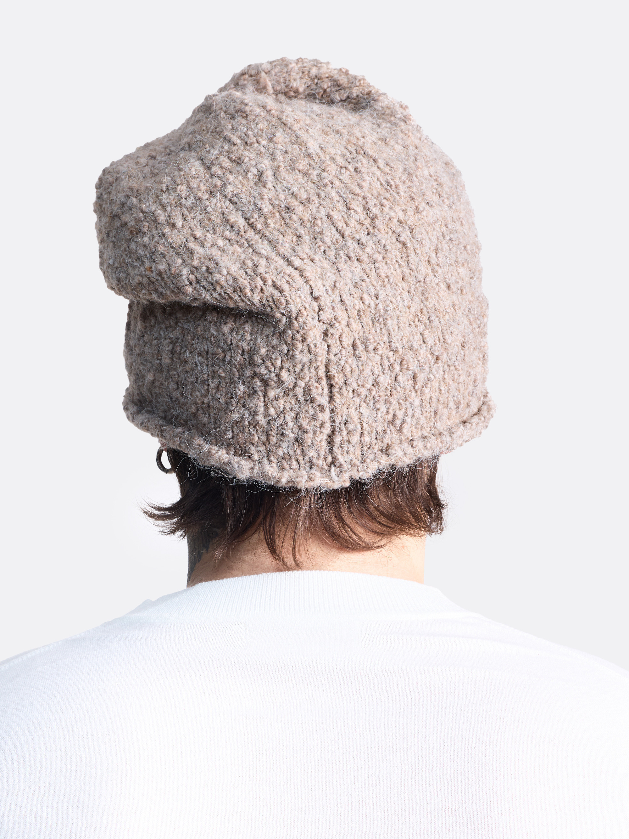 ​Вязаная шапка из мягкой пряжи