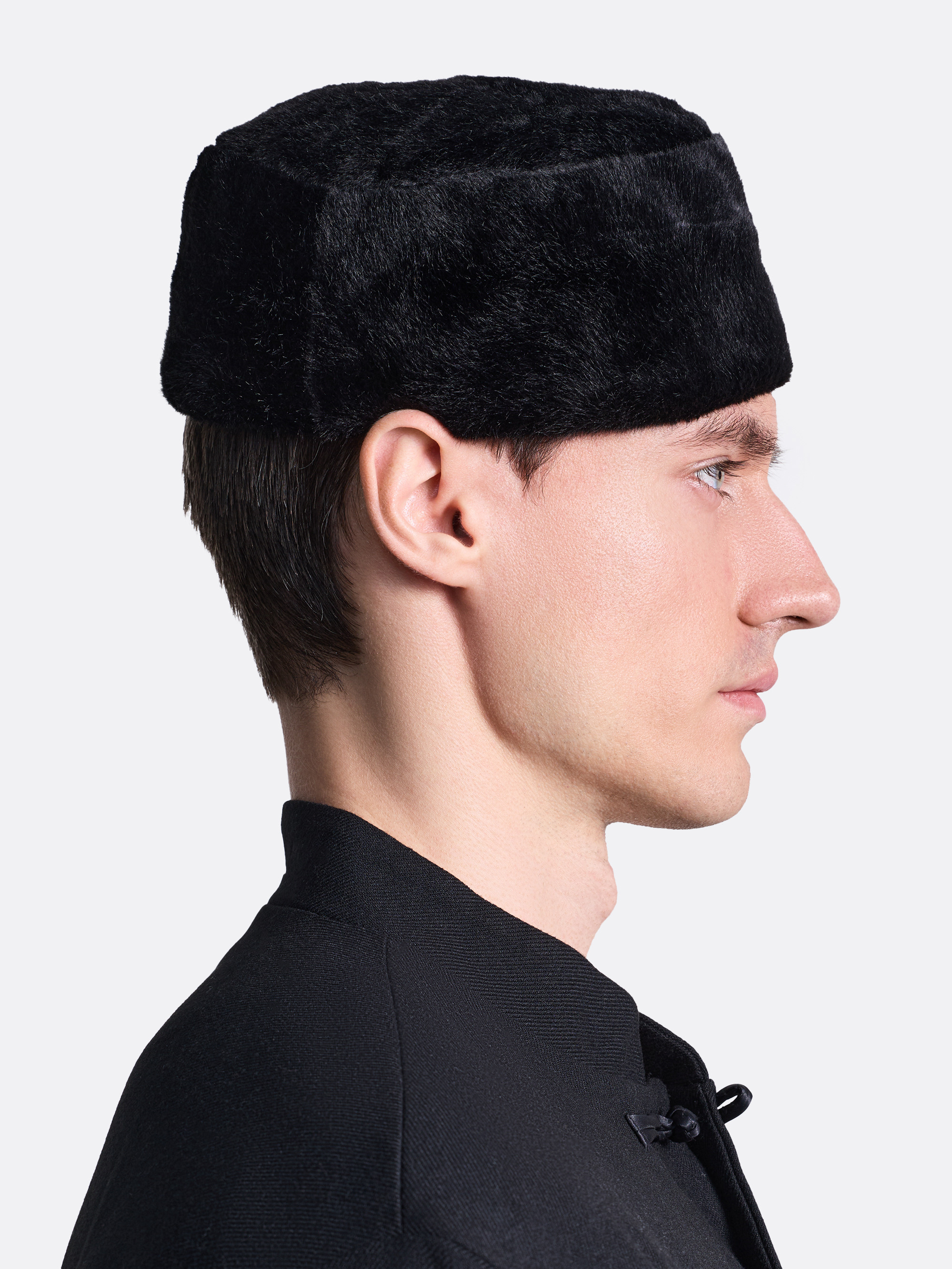 ​Меховая шапка-таблетка