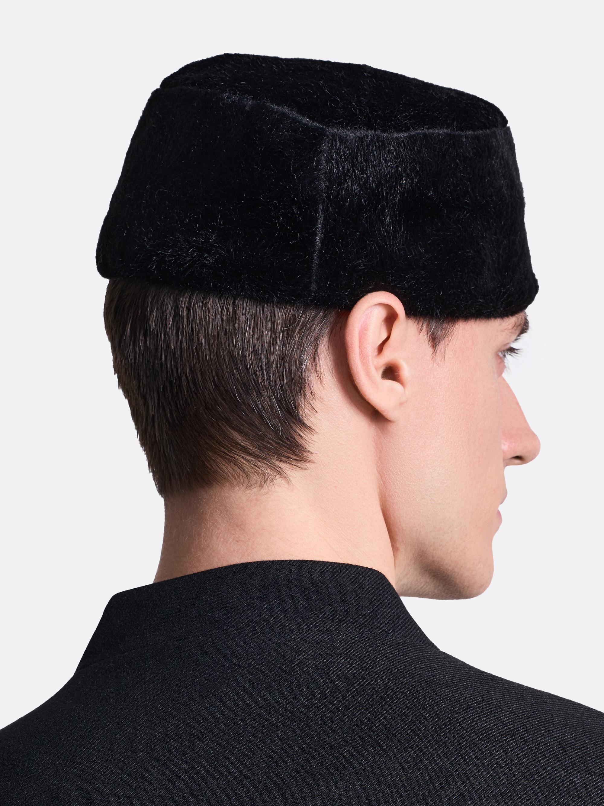 ​Меховая шапка-таблетка