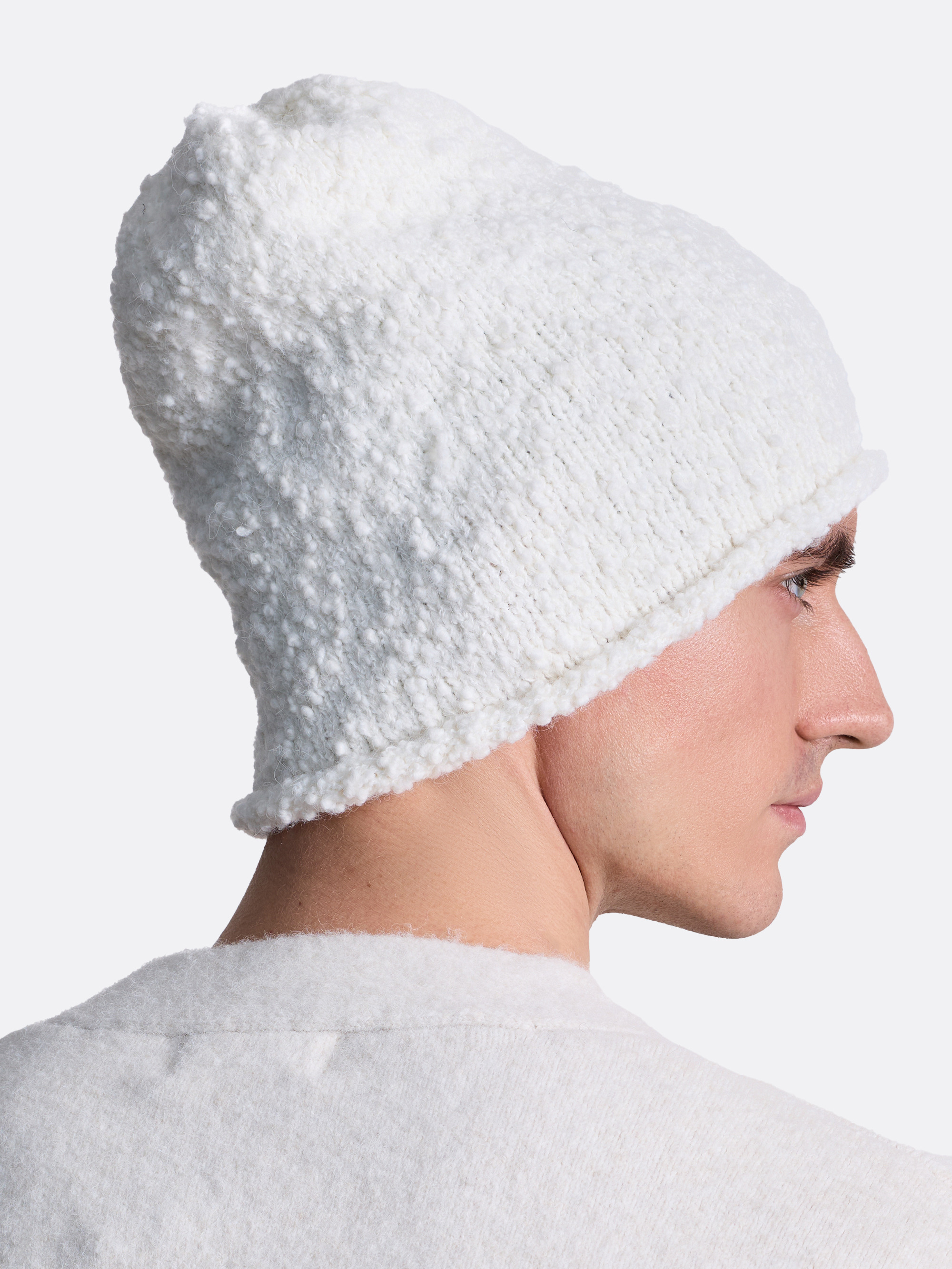 ​Вязаная шапка из мягкой пряжи