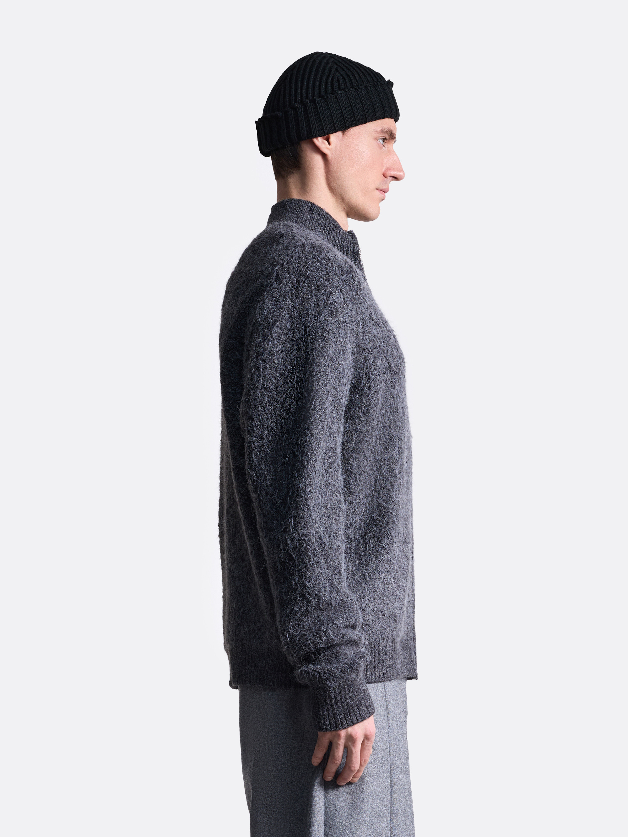 Пушистый свитер на молнии