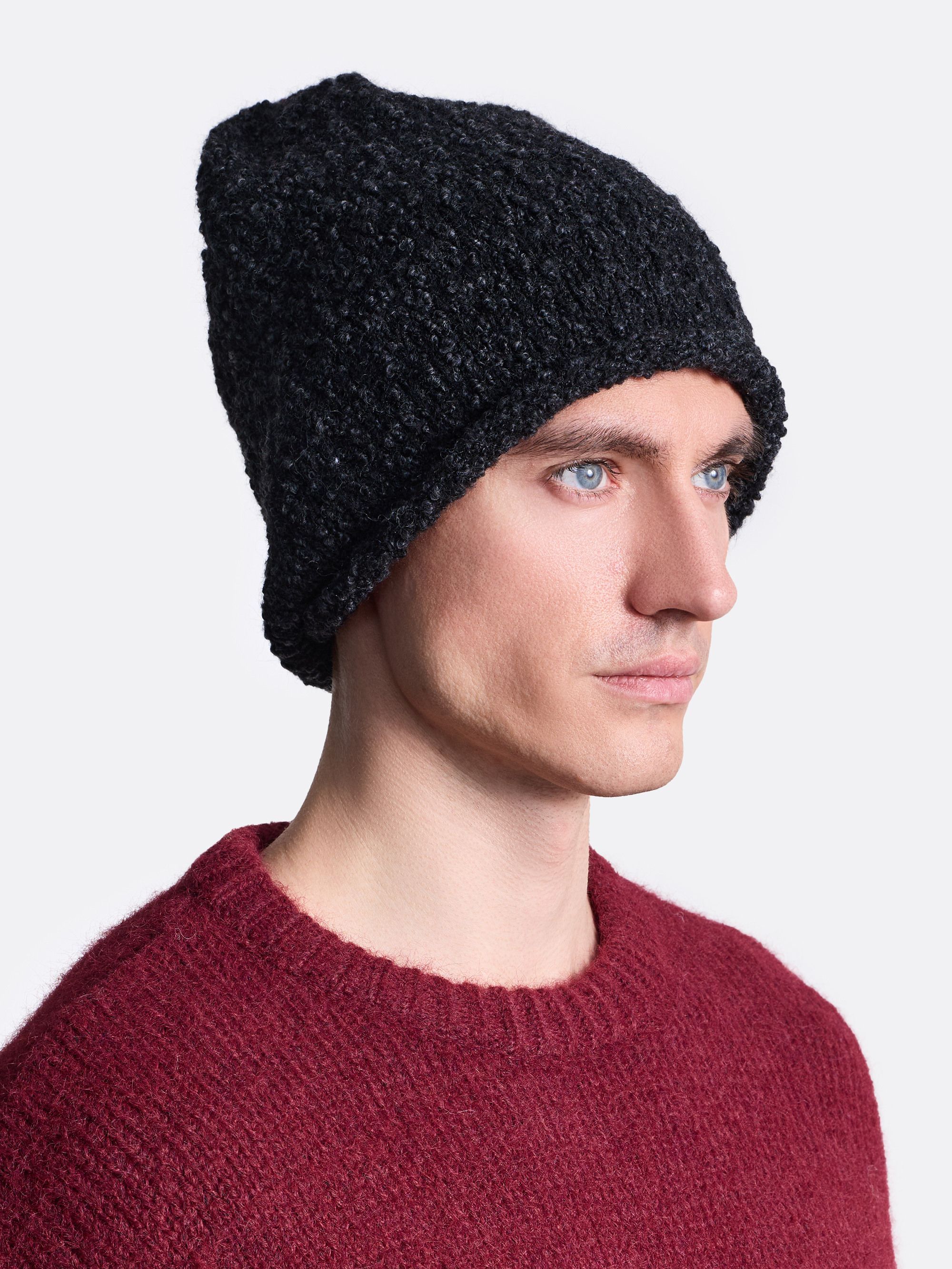 ​Вязаная шапка из мягкой пряжи