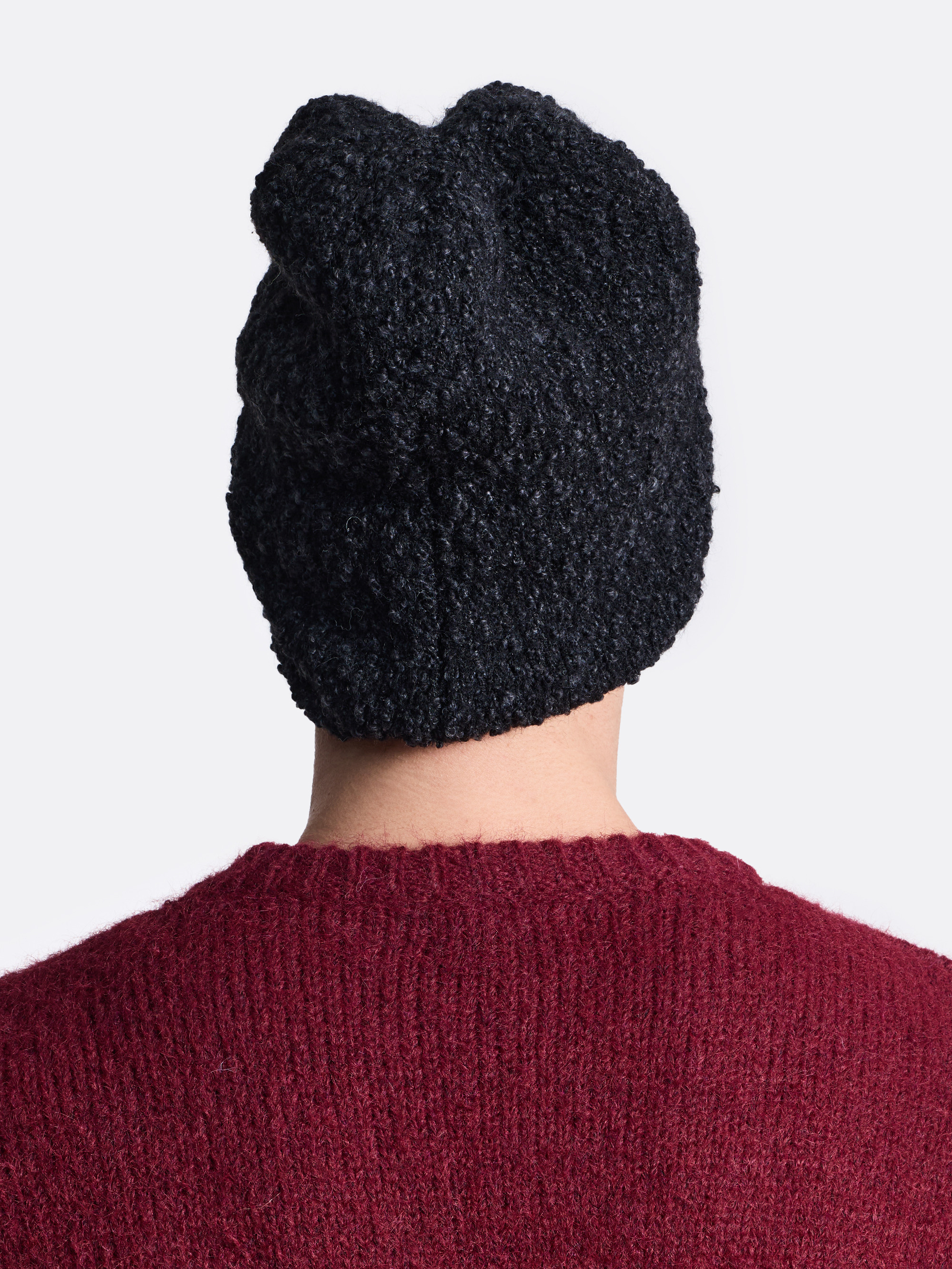 ​Вязаная шапка из мягкой пряжи