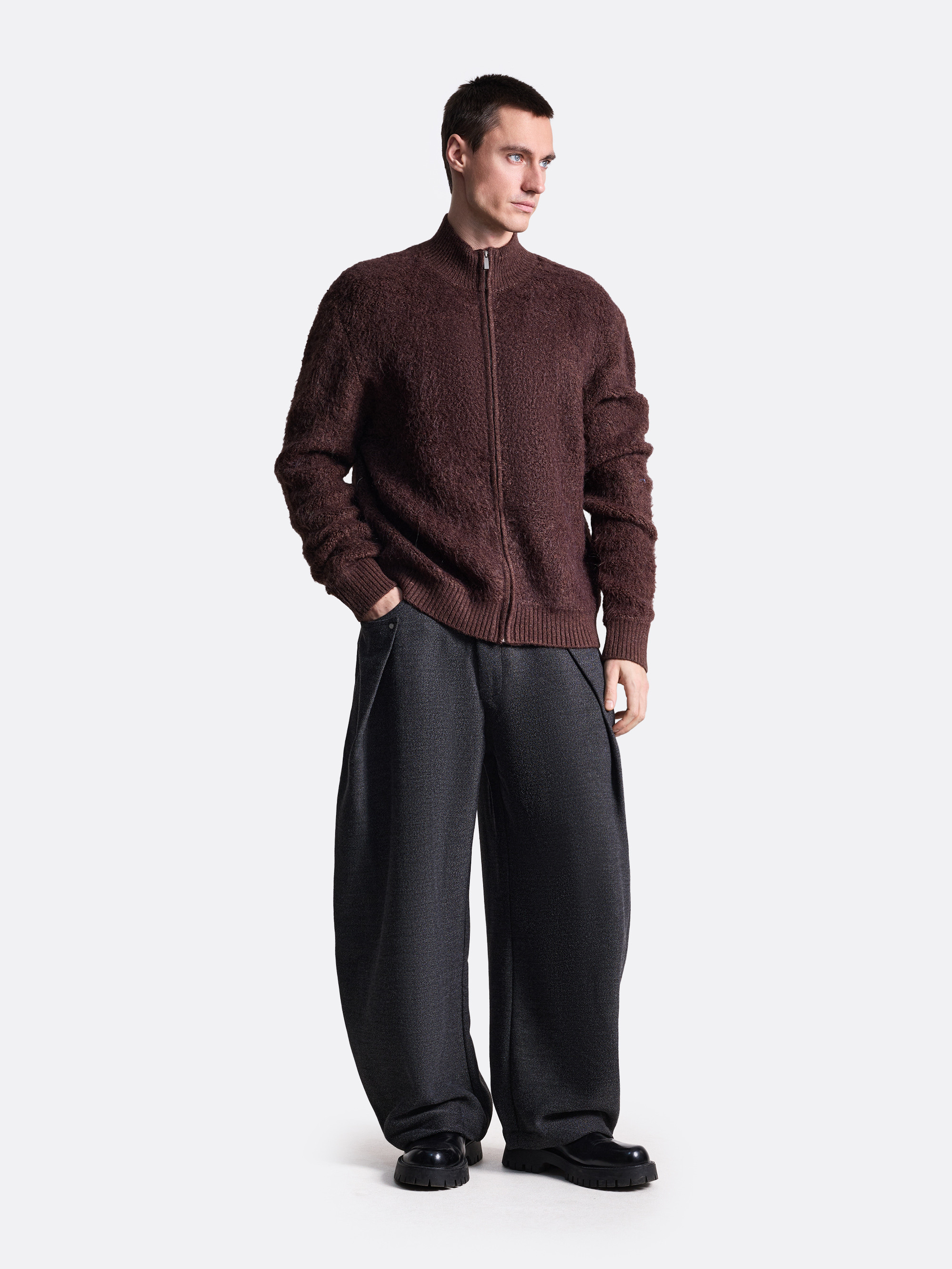 Пушистый свитер на молнии