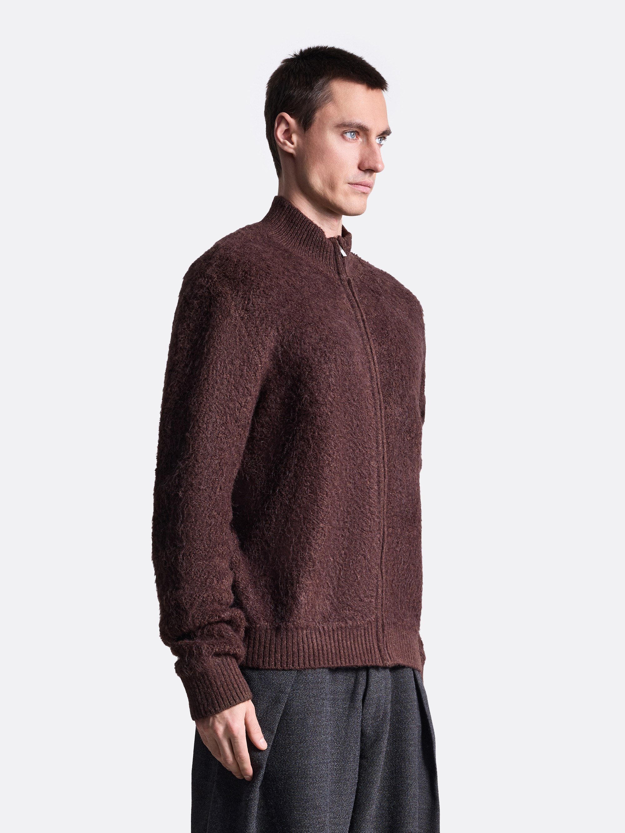 Пушистый свитер на молнии